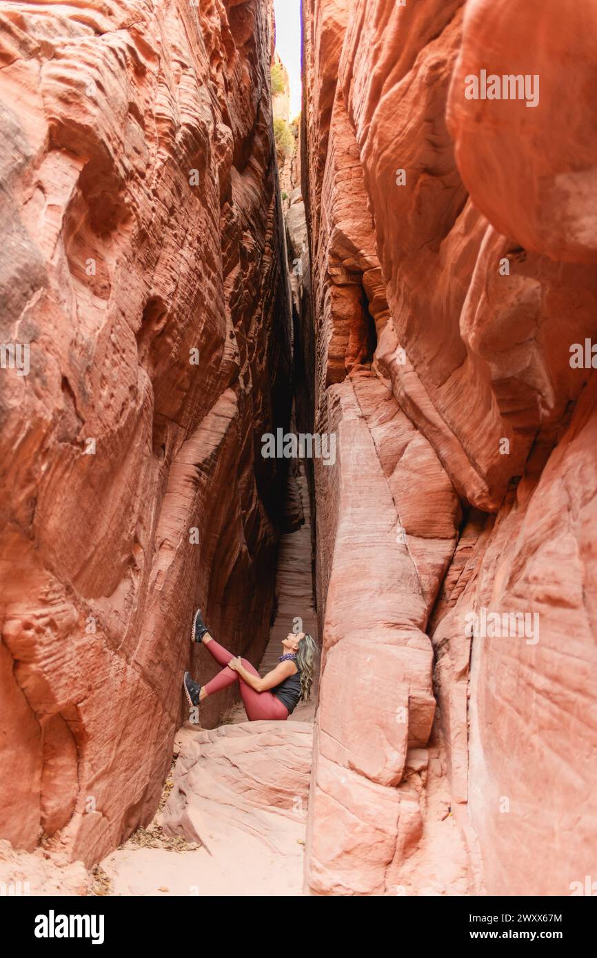 Donna che esplora un canyon nello Utah Foto Stock