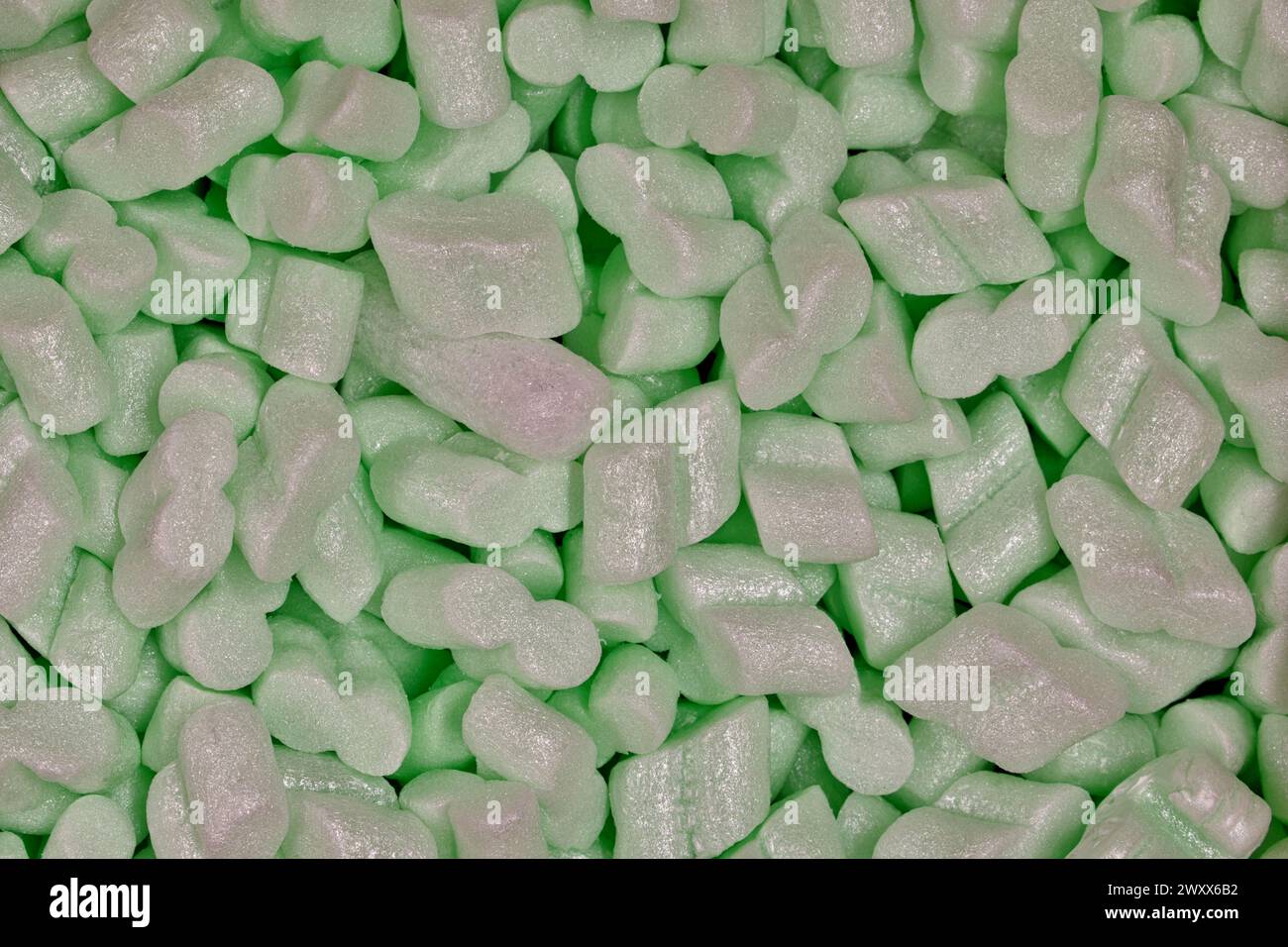 Schiuma da imballaggio verde arachidi polistirolo popcorn da imballaggio materiale primi piani, protezione ammortizzante in polistirene materiale di spedizione. Foto Stock