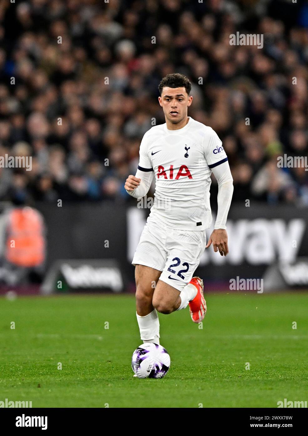 Londra, Regno Unito. 2 aprile 2024. Brennan Johnson (Spurs) durante la partita West Ham vs Tottenham Hotspur Premier League al London Stadium Stratford. Questa immagine è SOLO per USO EDITORIALE. Licenza richiesta da Football DataCo per qualsiasi altro utilizzo. Crediti: MARTIN DALTON/Alamy Live News Foto Stock