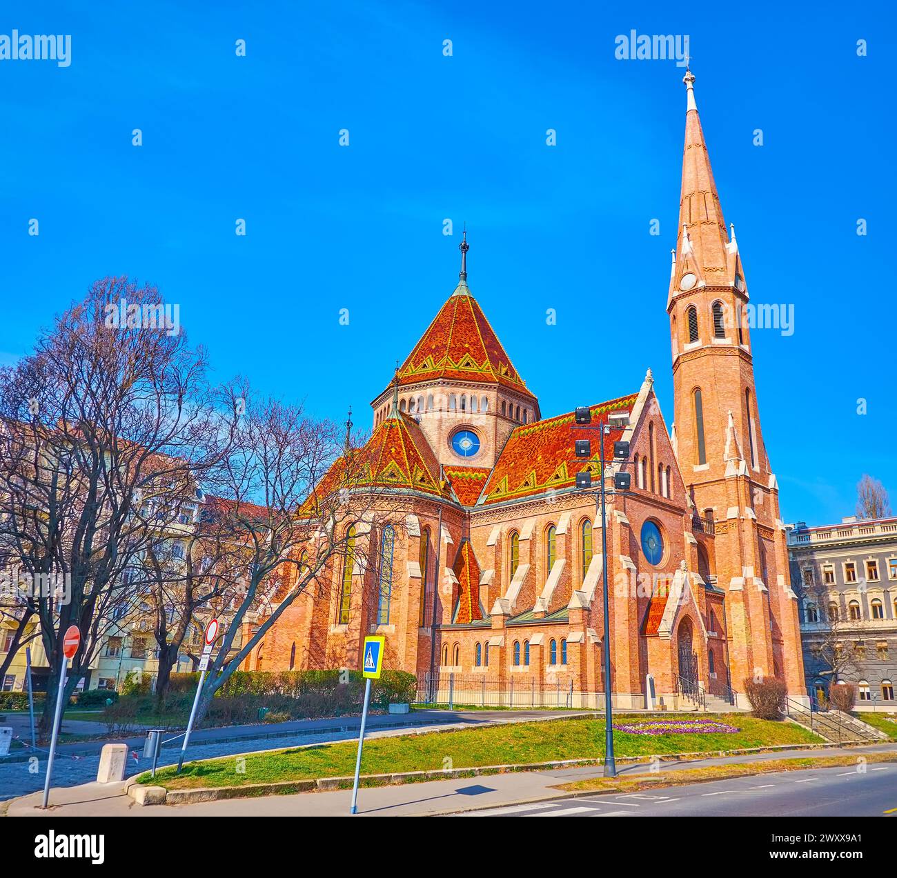La chiesa riformata in mattoni rossi neogotici di Piazza Szilagyi Dezso, decorata con motivi di piastrelle di Zsolnay e alto campanile, Budapest, Ungheria Foto Stock