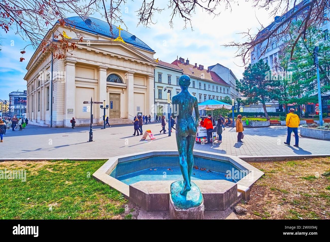 BUDAPEST, UNGHERIA - 3 MARZO 2022: Statua e fontana del monumento Tavasz sullo sfondo della chiesa luterana in Piazza Deak Ferenc, Budap Foto Stock