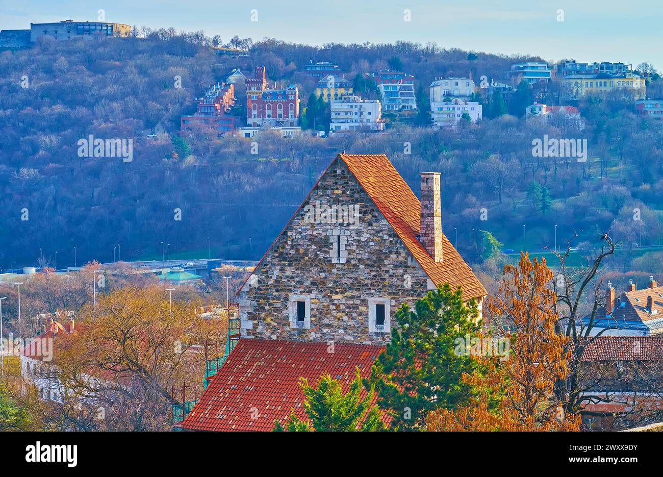 L'edificio in pietra di Deli Rondella (Bastione principale) della fortificazione di Buda sullo sfondo del parco Nelson Mandela sul pendio del colle Gellert, Tab Foto Stock