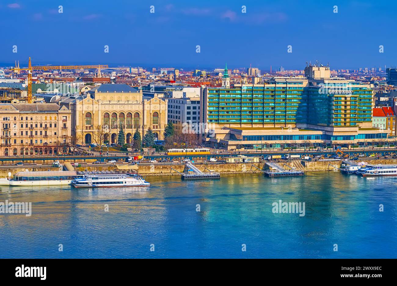 Impressionante edificio della sala concerti Pesti Vigado e del fiume Danubio dalla collina del castello di Buda, Budapest, Ungheria Foto Stock