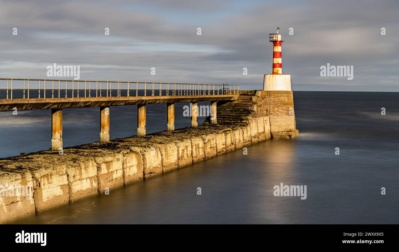 Amble Pier e Harbour Light Foto Stock