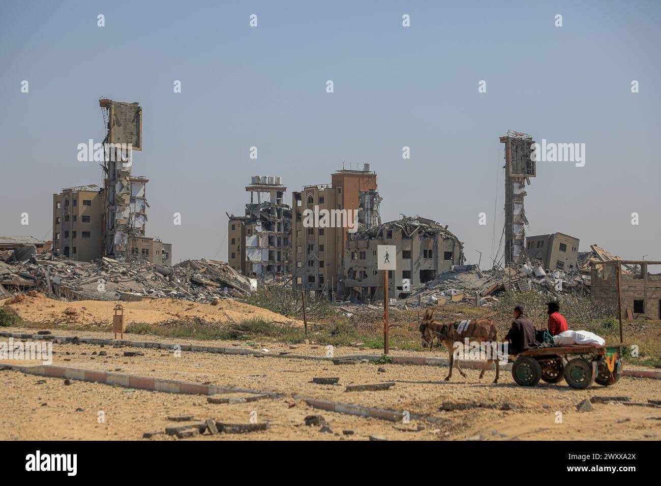 Gaza. 2 aprile 2024. La foto scattata il 2 aprile 2024 mostra gli edifici distrutti negli scioperi israeliani nella Striscia di Gaza centrale. Crediti: Rizek Abdeljawad/Xinhua/Alamy Live News Foto Stock