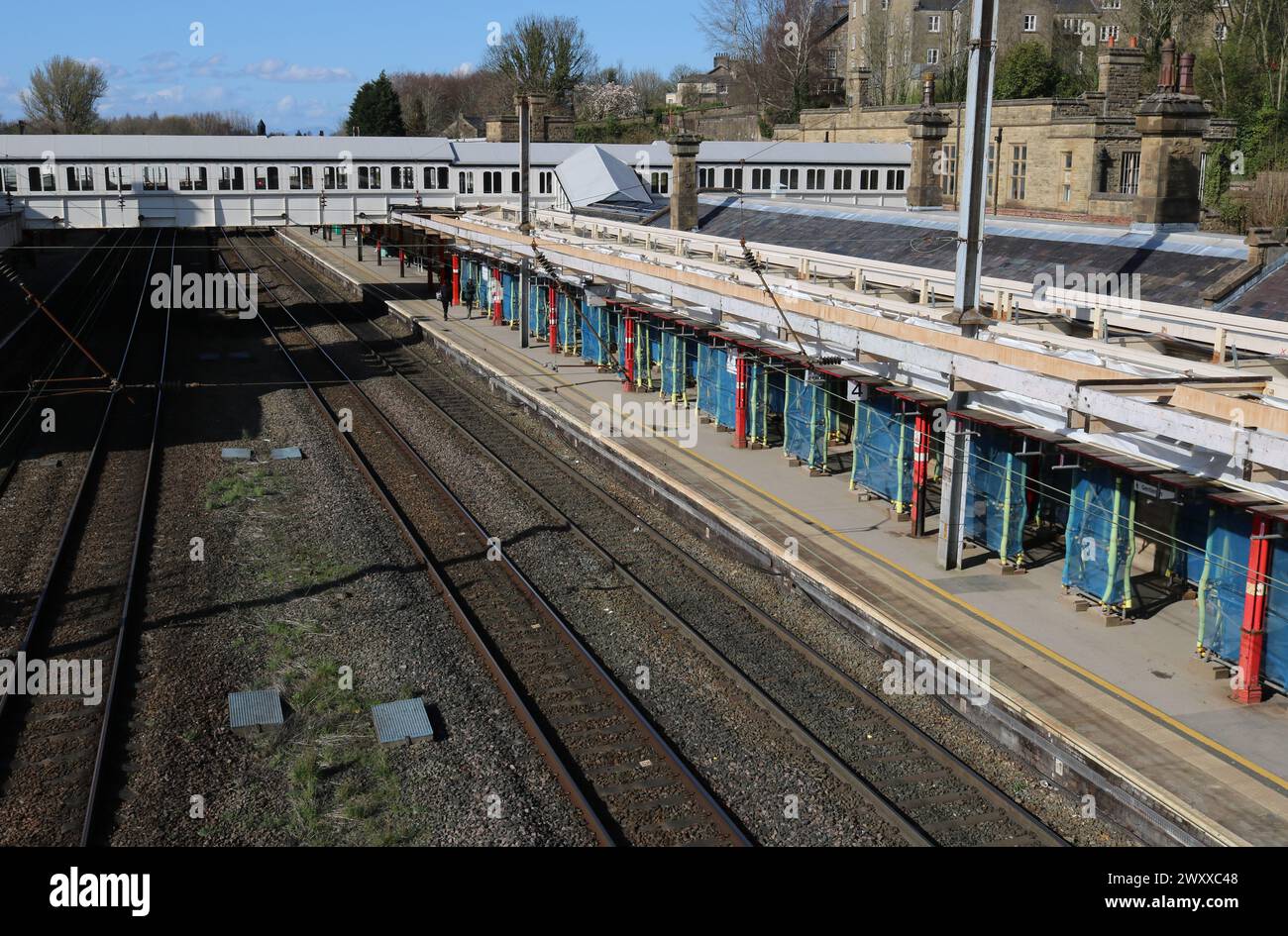 La stazione ferroviaria di Lancaster mostra i lavori di ristrutturazione delle tettoie della stazione e altre strutture in corso il 30 marzo 2024. Foto Stock