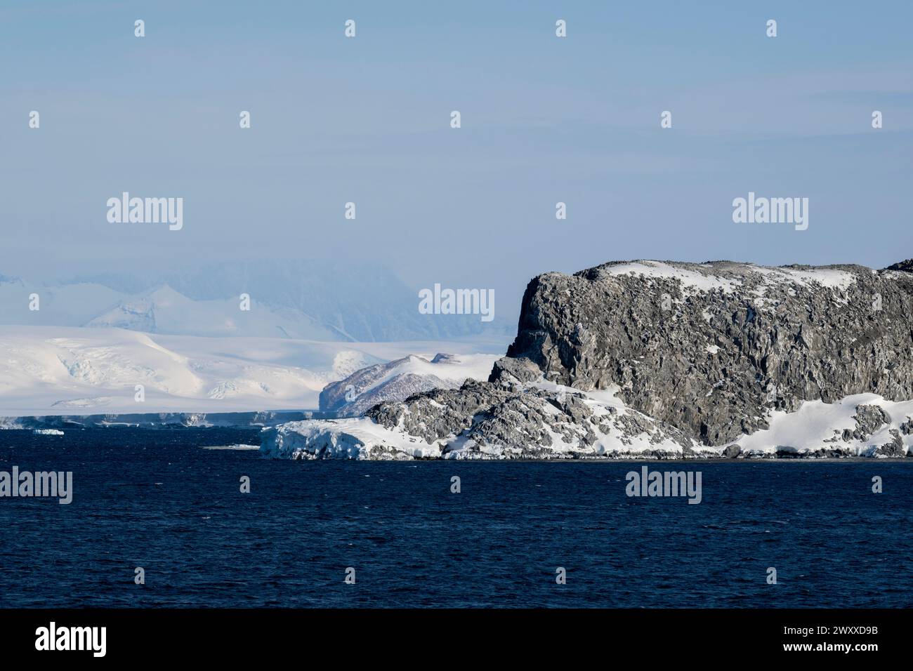 Antartide, Mare di Ross, Baia di Terra Nova, Isola inesprimibile. Vista costiera dell'isola remota. Foto Stock