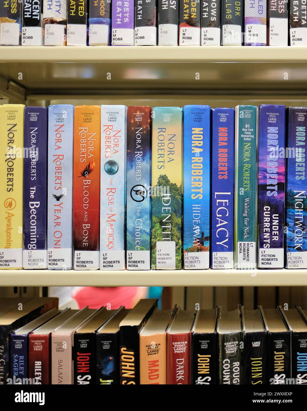 Libreria con grandi titoli di libri stampati di romanticismo americano, fantasy, suspense autrice Nora Roberts; romanzi romantici, libri, fiction popolare. Foto Stock