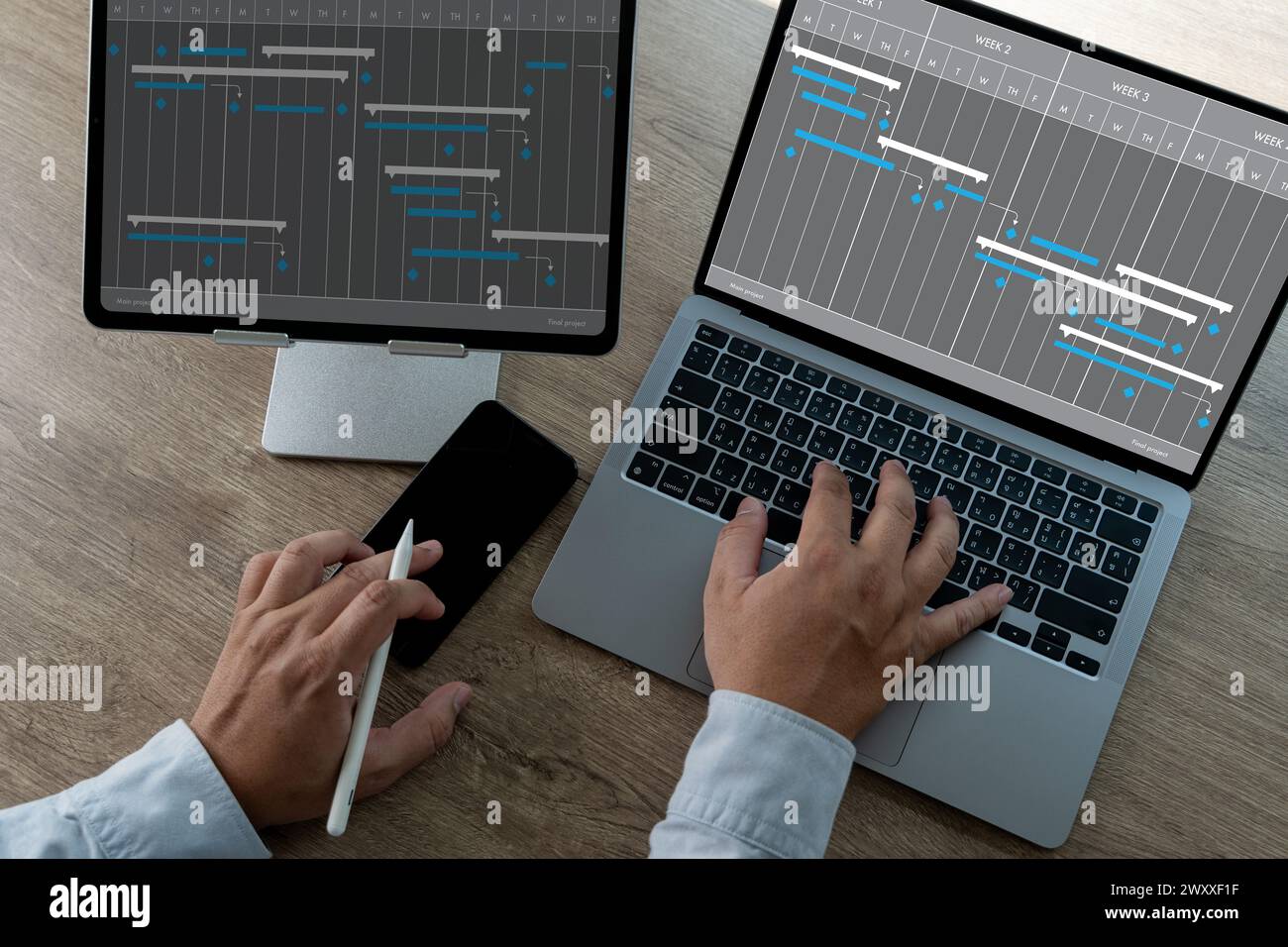 Persone aziendali che analizzano LA GESTIONE DEI PROGETTI aggiornando il grafico Gantt Foto Stock