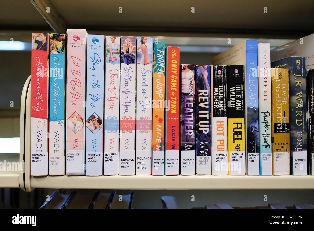 Libreria con i titoli dei libri di autori americani più venduti Becky Wade, Julie Ann Walker, Lacie Waldon; romanzi e libri romantici contemporanei. Foto Stock
