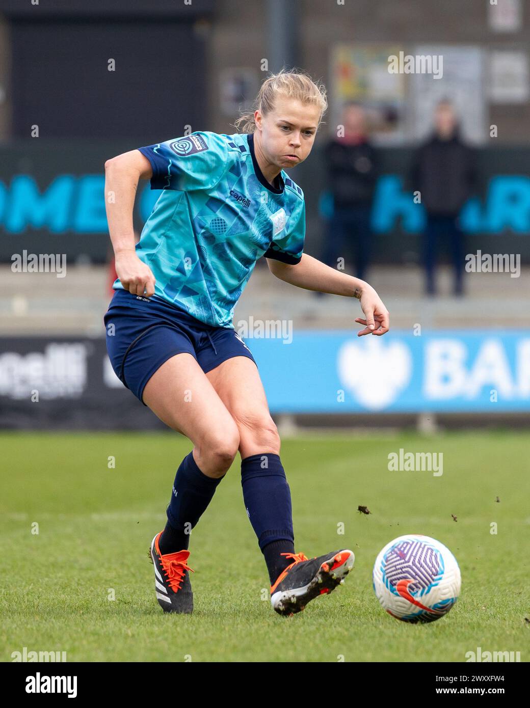 Ruesha Littlejohn calciatore professionista di centrocampo che gioca per i London City Lionesses al Princes Park di Dartford passando il calcio. Foto Stock