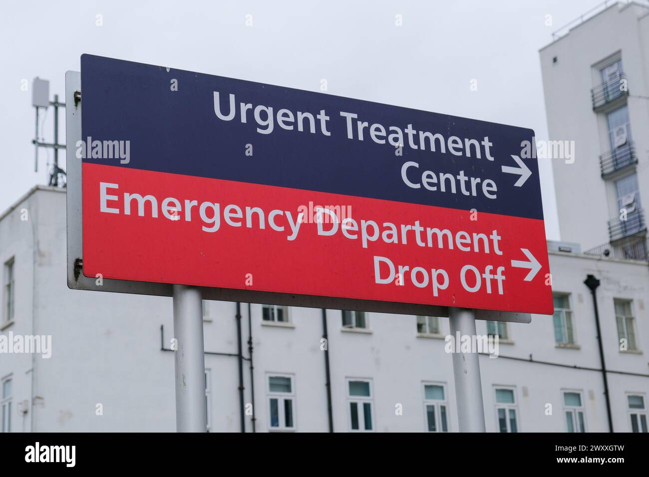 Londra, Regno Unito. Un cartello per il pronto soccorso (A&e) fuori St Helier Hospital nel sud di Londra. Foto Stock