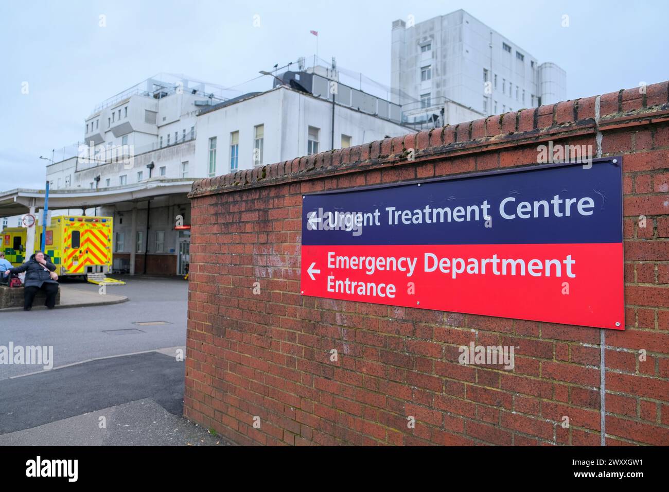 Londra, Regno Unito. Un cartello fuori dall'ospedale St Helier, per il Centro di trattamento urgente e il pronto soccorso, noto anche come incidente e emergenza (A&e). Foto Stock