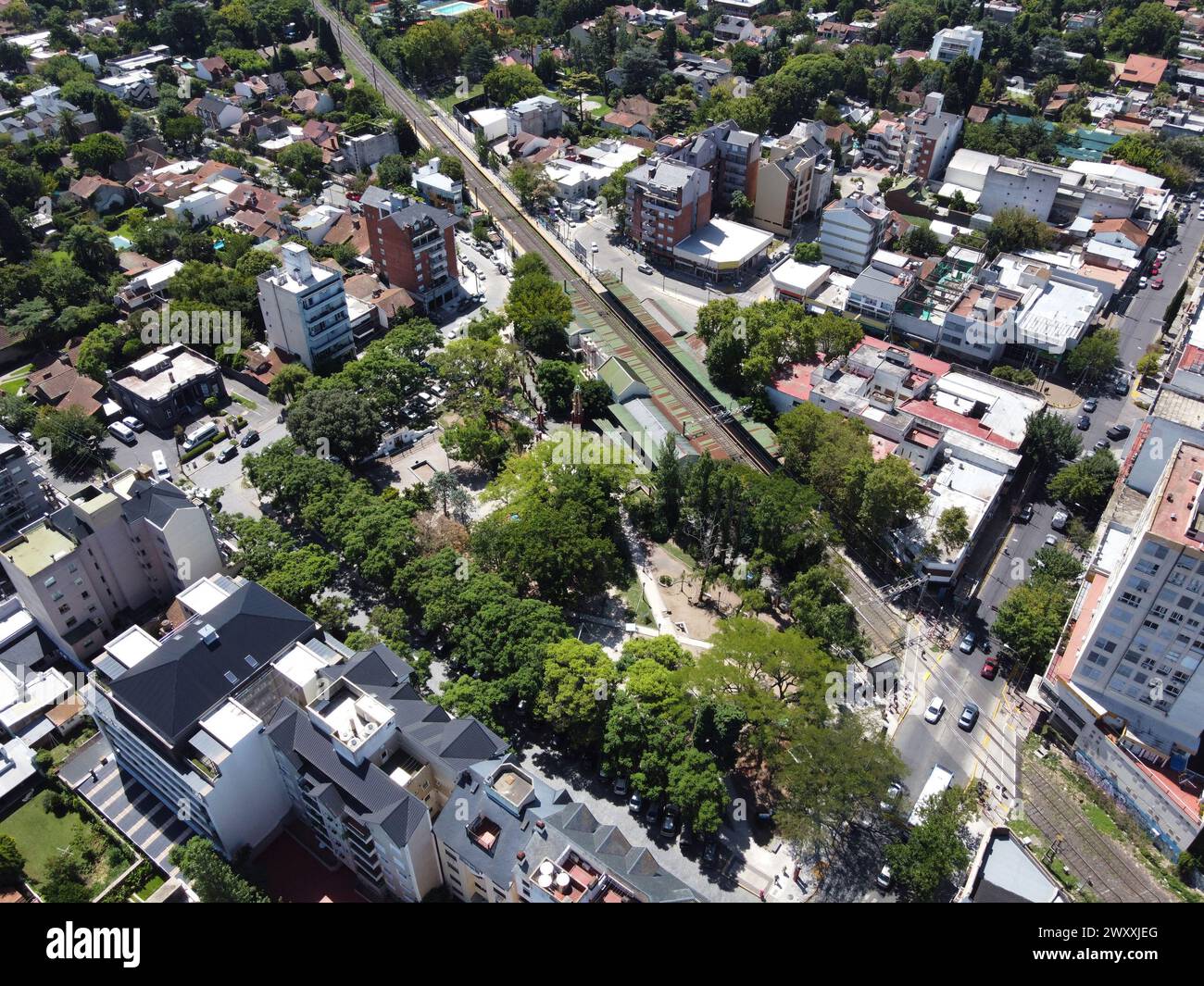 Splendida vista del quartiere di Adrogue con la sua stazione ferroviaria Foto Stock