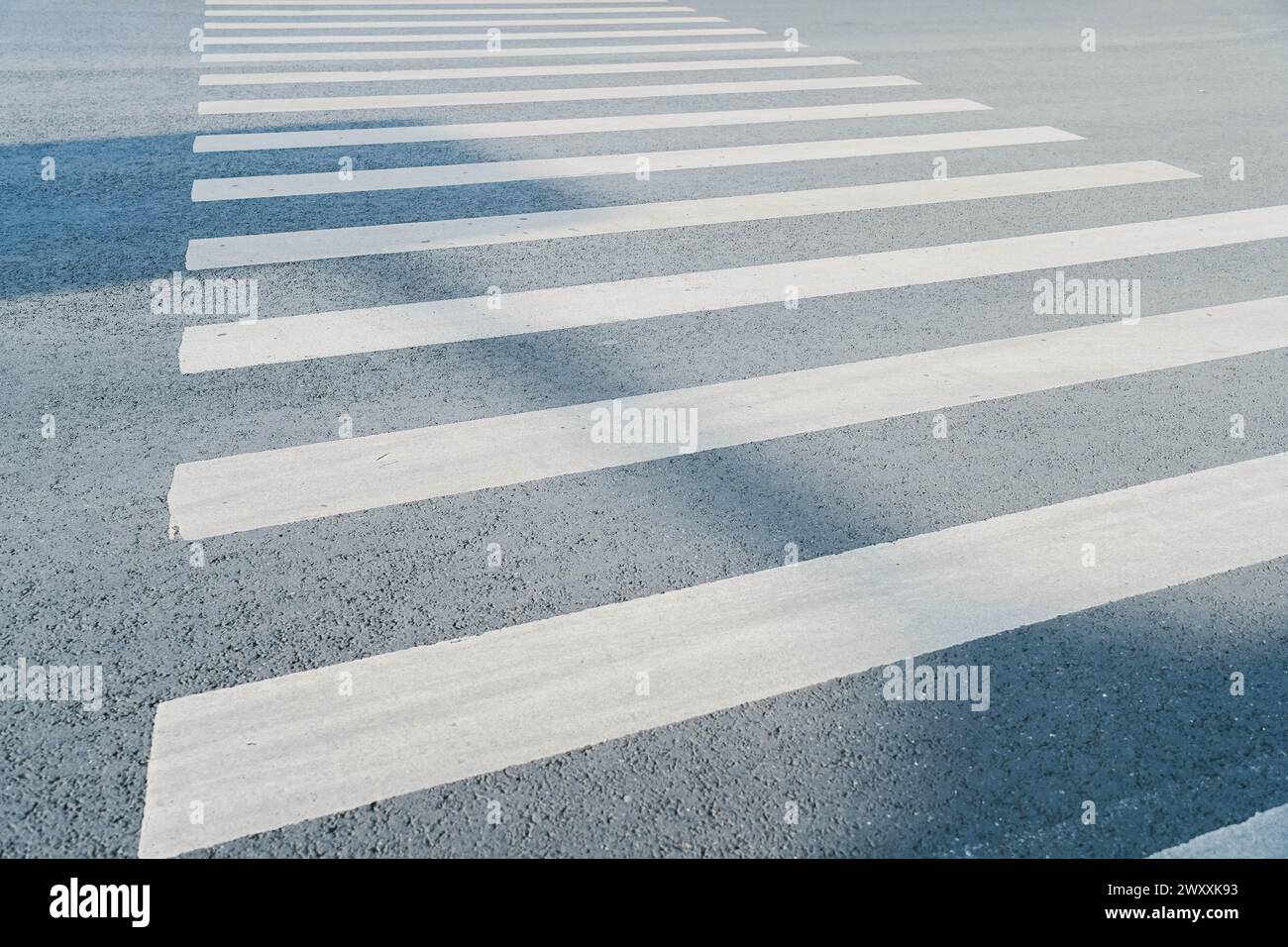 attraversamento pedonale, strisce bianche su asfalto nero, segnaletica stradale incrocio zebra, luogo di attraversamento della strada, regole del traffico Foto Stock