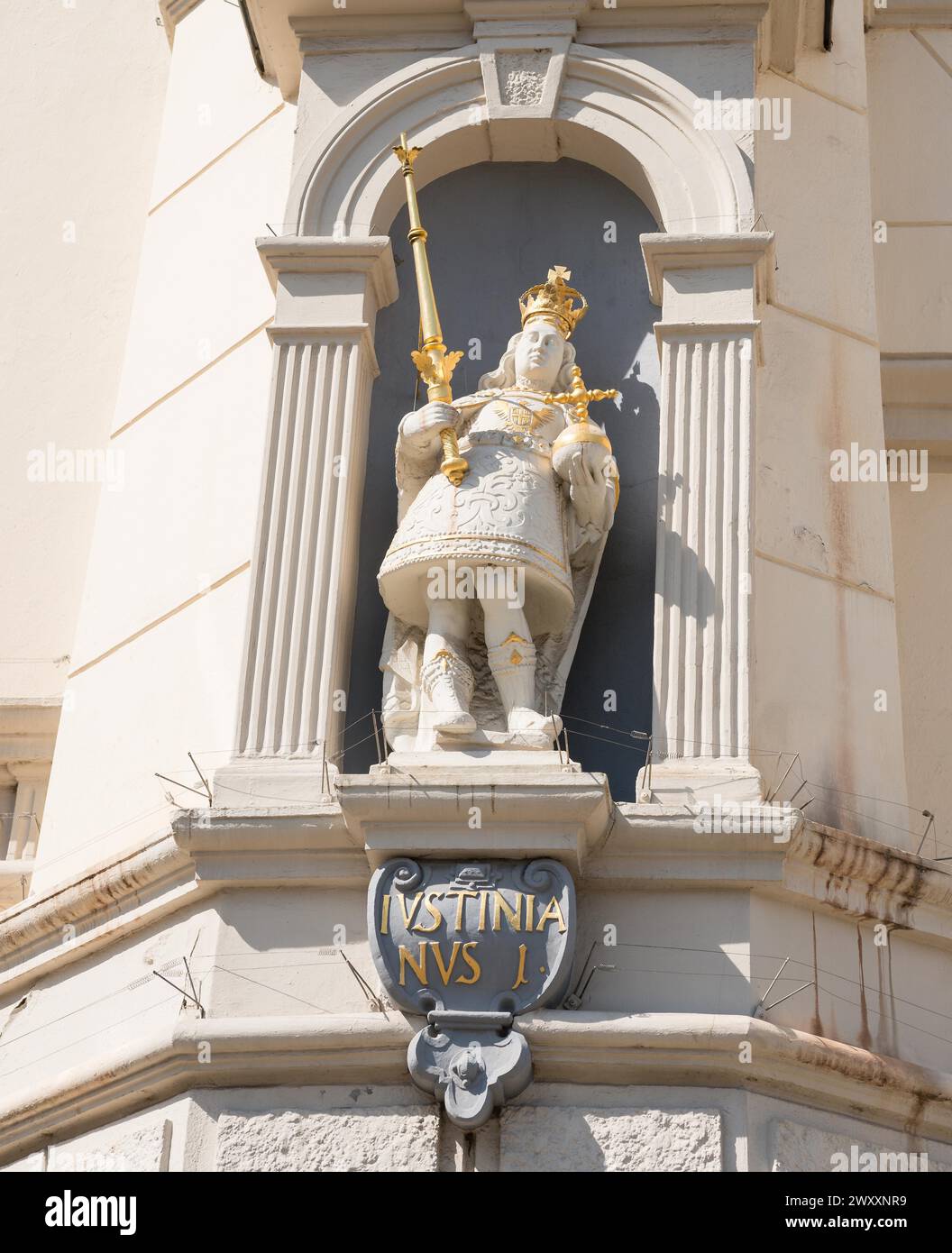 Figura, statua di Giustiniano i (Giustiniano, Flavio Petrus Sabbatius Iustinianus), imperatore romano con corona, sfera e scettro, magnifico, incorniciato Foto Stock