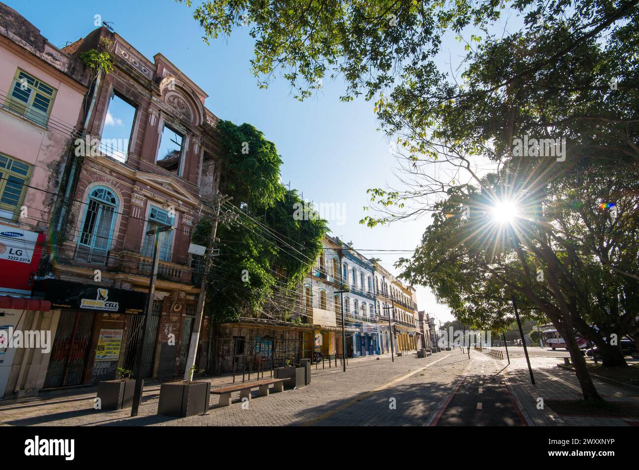 Viale della gastronomia con edifici coloniali al tramonto nella città di Belem nel nord del Brasile Foto Stock