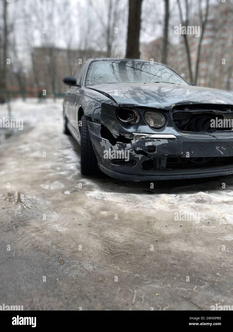Macchina rotta sulla strada della città. Auto danneggiata dopo incidente Foto Stock