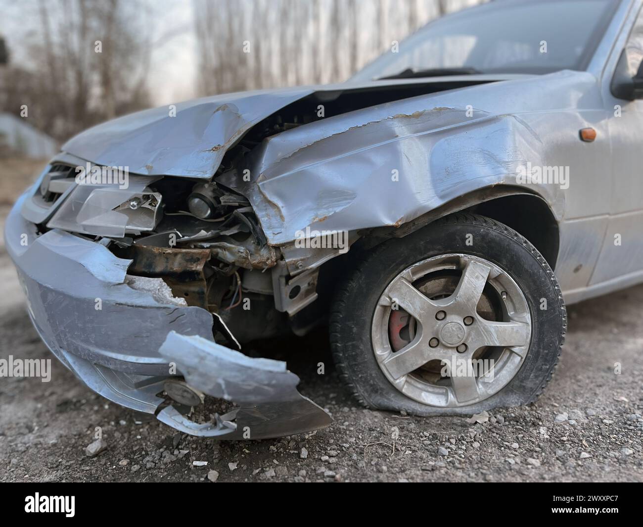 Macchina rotta sulla strada della città. Auto danneggiata dopo incidente Foto Stock