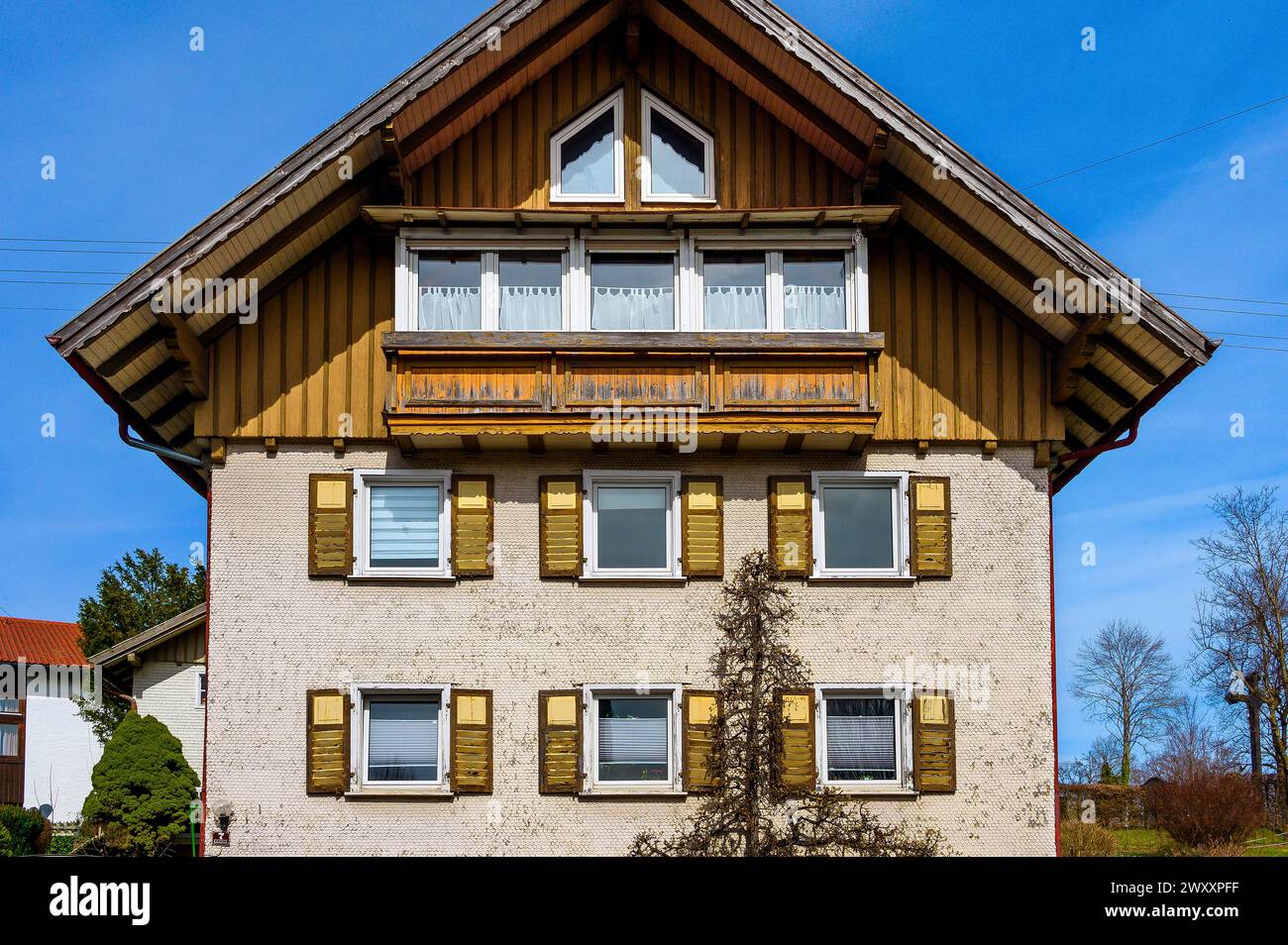 Facciata in legno di ciottoli con balcone coperto, Waltenhofen, Allgaeu, Svevia, Baviera, Germania Foto Stock
