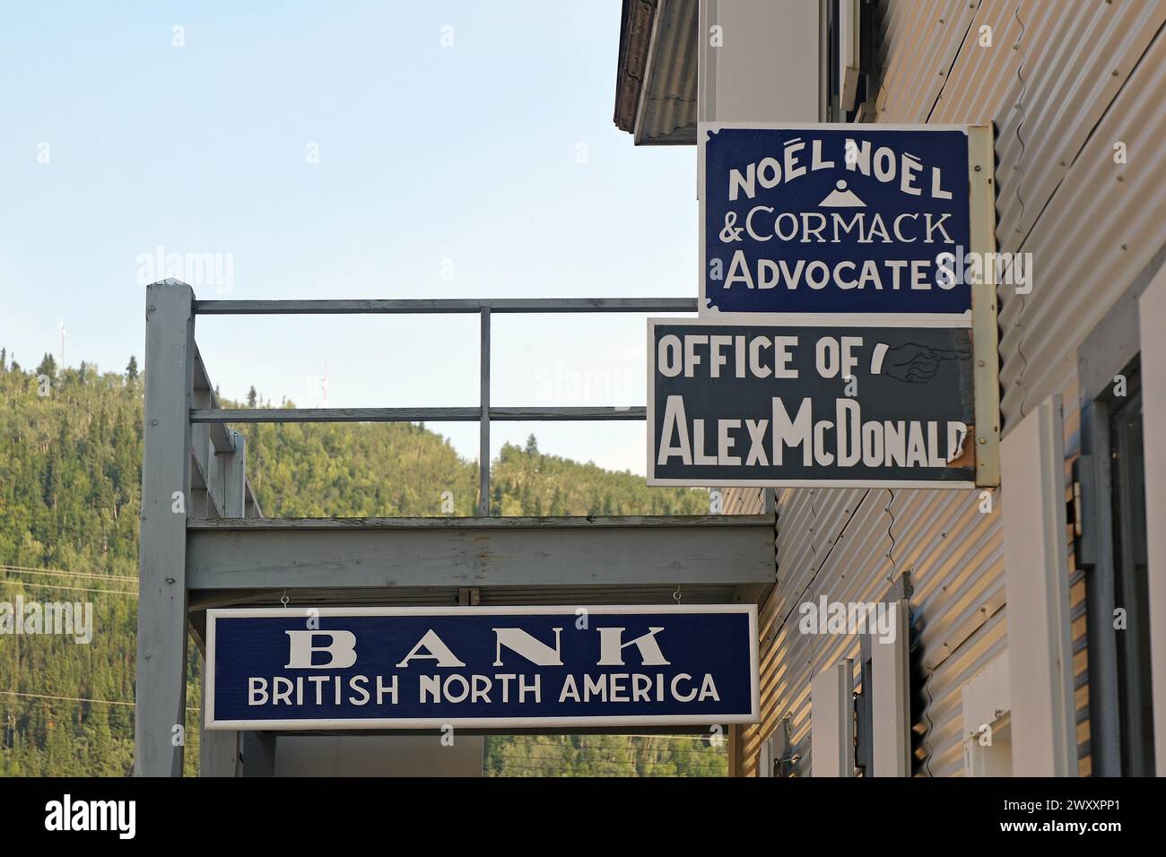 Banca e avvocato di cartelli storici, corsa all'oro, città mineraria dell'oro, Dawson City, territorio dello Yukon, Canada Foto Stock