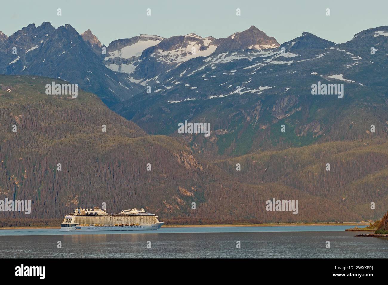 Una nave da crociera di fronte alle alte montagne, Inside Passage, Lynn Channel, Skagway, Alaska, STATI UNITI Foto Stock