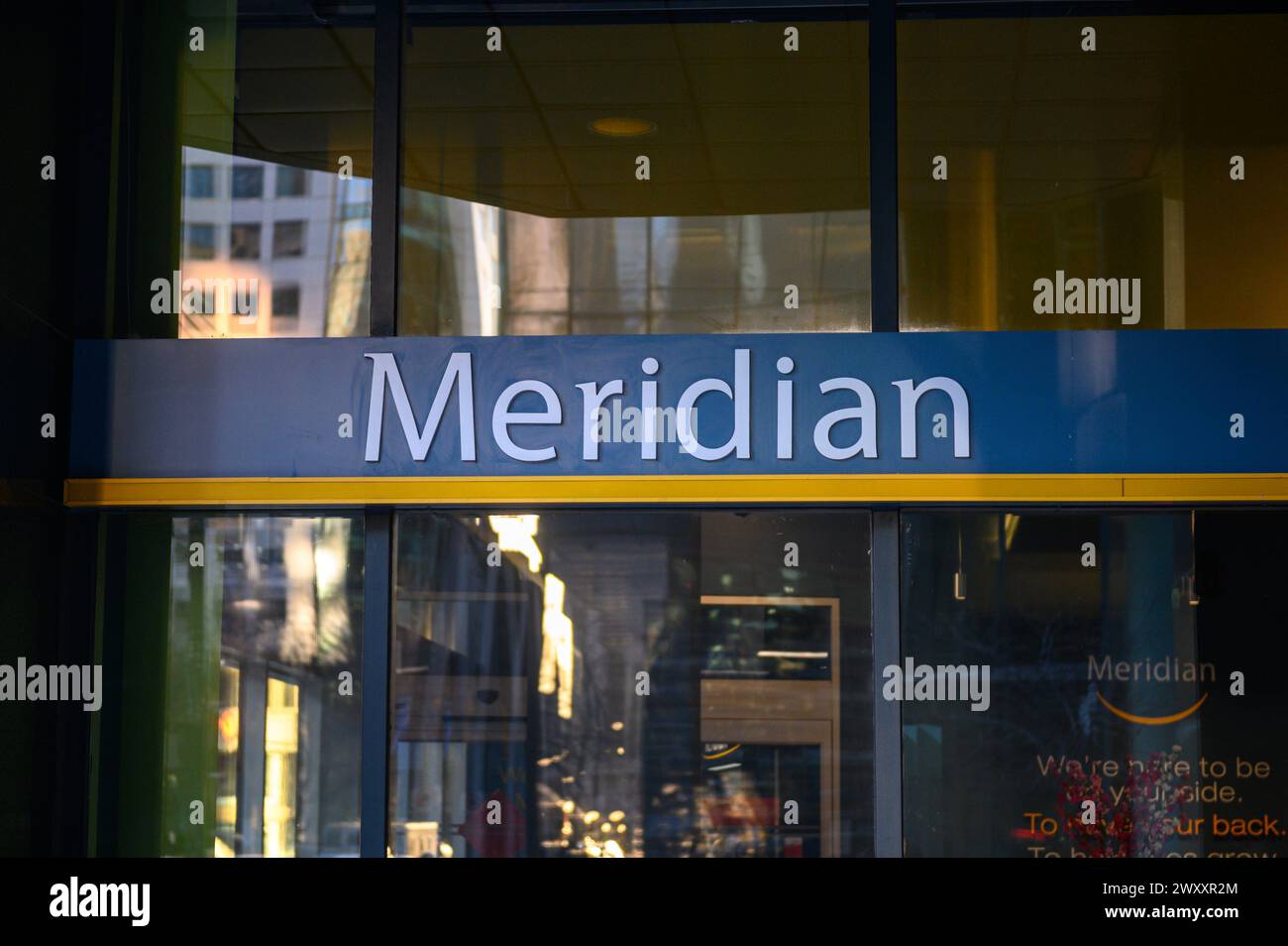 Toronto, ON, Canada - 17 febbraio 2023: Visualizza il logo della Meridian Bank nel centro di Toronto Foto Stock