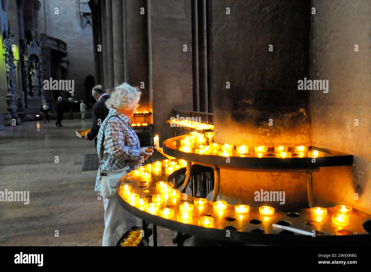 La Cattedrale alta di Magonza, i fedeli illuminano le candele per una preghiera silenziosa in un momento devozionale, Magonza, Renania-Palatinato, Germania Foto Stock