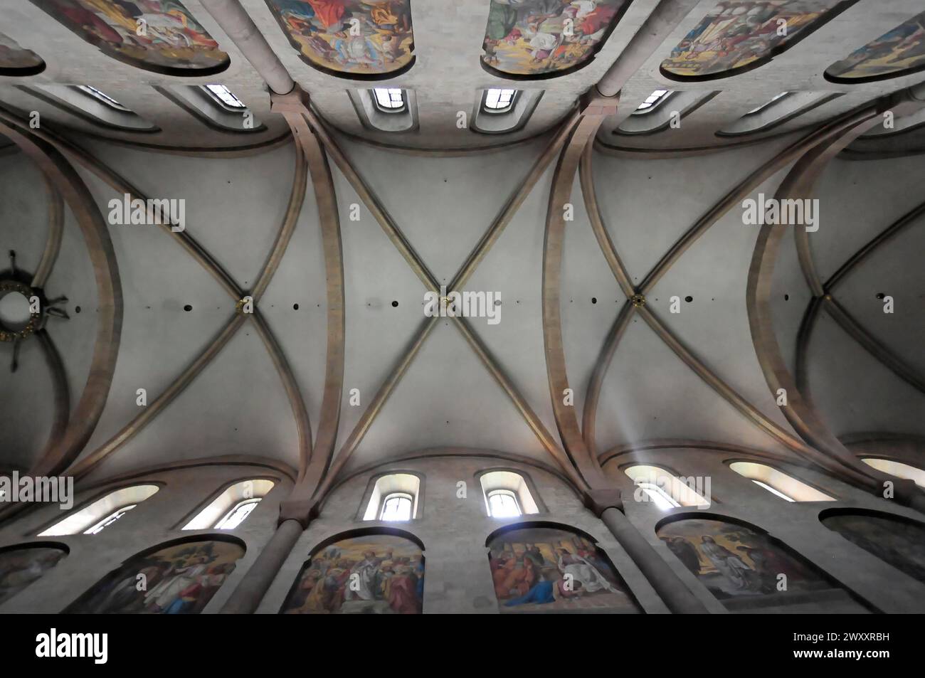 La Cattedrale alta di Magonza, vista sulla volta a costine di una chiesa con affreschi colorati e archi in pietra, Magonza, Renania-Palatinato, Germania Foto Stock