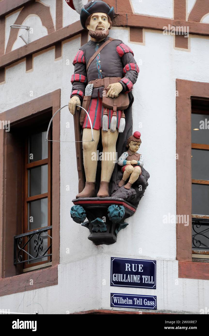 Angolo della casa a graticcio con le figure scolpite di William Tell (Guillaume Tell) in Rue Guillaume Tell), Mulhouse, Mulhouse, scultura di Foto Stock