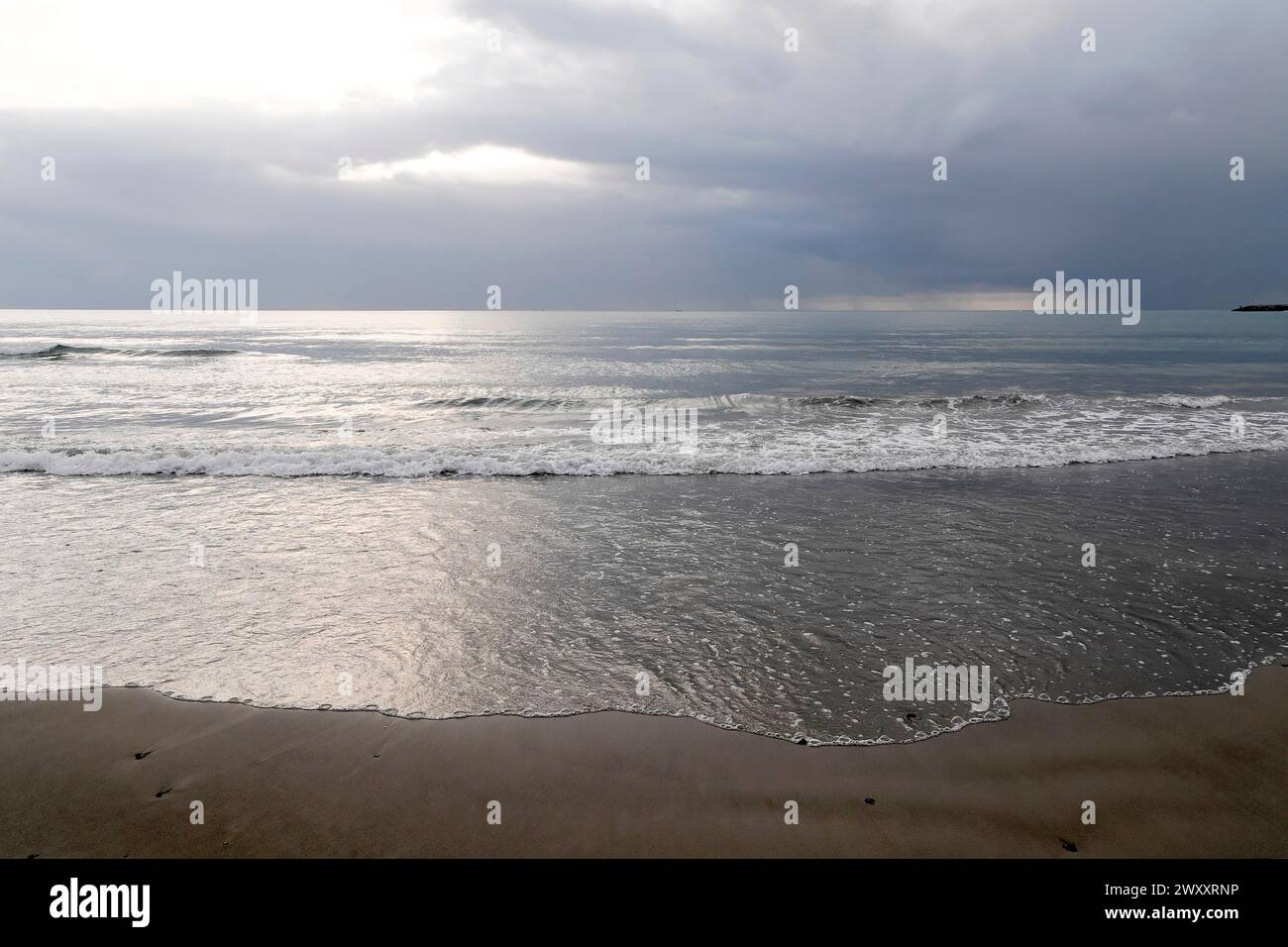 Calmo mare con un ampio orizzonte sotto un cielo nuvoloso, Diana Marina, Liguria, Italia Foto Stock