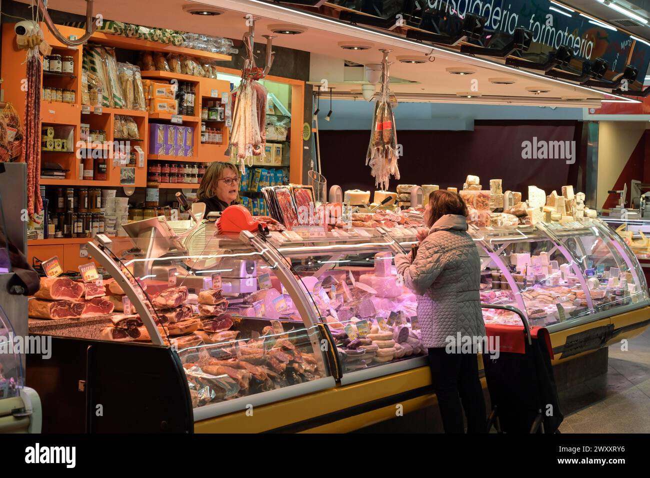 Formaggio, prosciutto e salsicce, Mercat de Santa Caterina, Barcellona, Catalogna, Spagna Foto Stock