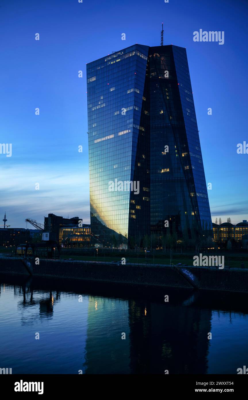 Banca centrale europea, BCE, Osthafen, Ostenda, crepuscolo, tramonto, ora blu, Francoforte sul meno, Assia, Germania Foto Stock