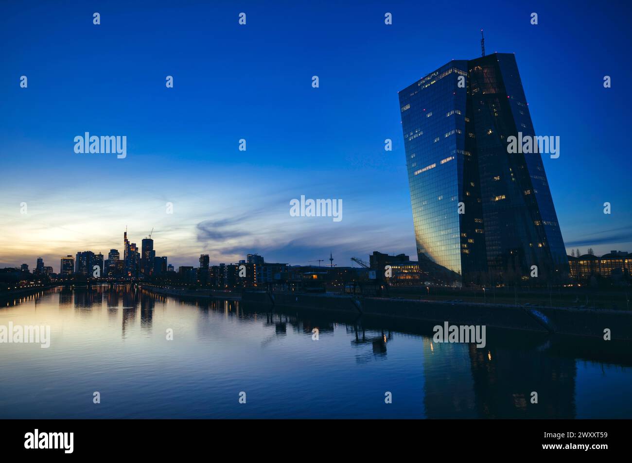 Night shot, Banca centrale europea, BCE, skyline banking District, Financial District, Osthafen, Ostenda, Main, crepuscolo, tramonto, ora blu, Francoforte Foto Stock