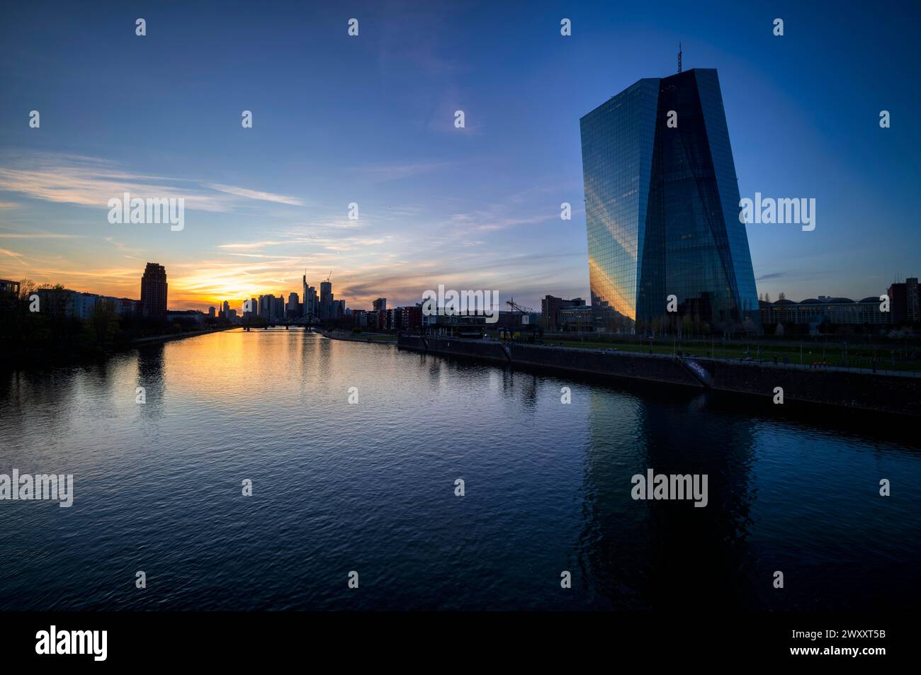 Banca centrale europea, BCE, Main Plaza, skyline banking District, Financial District, Osthafen, Ostenda, Main, crepuscolo, tramonto, Francoforte sul meno Foto Stock