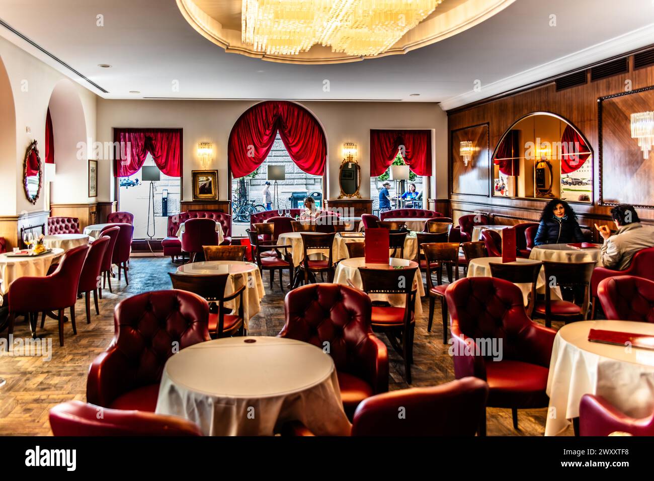 Casa stratti con la rinomata caffetteria caffè degli specchi, classicismo, Piazza unita d'Italia nel cuore della città, è circondata su tre piani Foto Stock