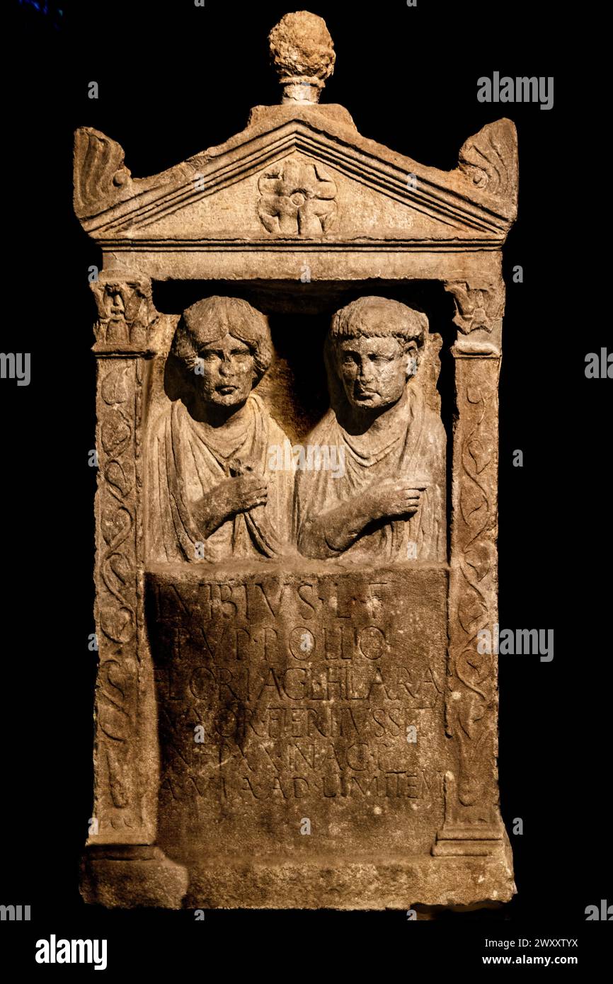 Placca commemorativa di Lucio Vibio Pollio e Floria Hilara, i secolo, Tergestino Lapidarium, Castello di San giusto, castello medievale e. Foto Stock