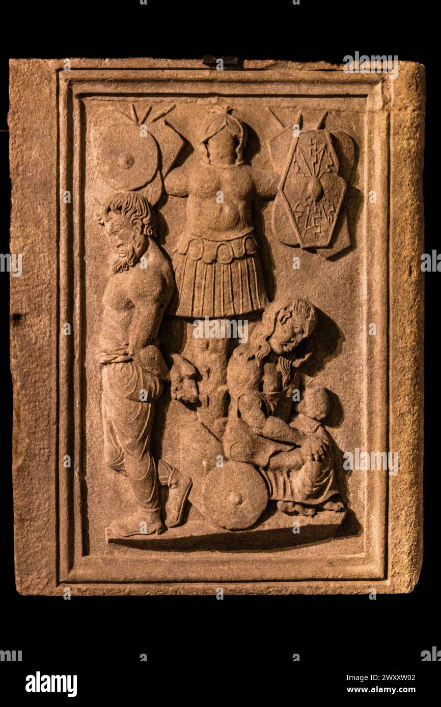 Fregio del Trofeo, II secolo, Tergestino Lapidarium, Castello di San giusto, castello e fortezza medioevale, XV-XVI secolo, Colle di San giusto Foto Stock