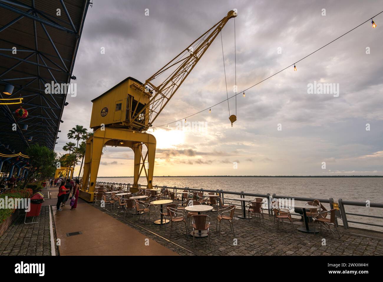 Docks Station a Belem City è un luogo popolare con ristoranti e negozi Foto Stock