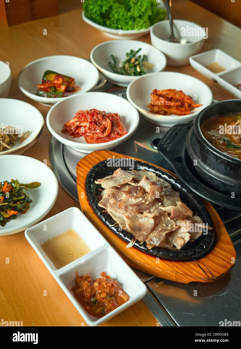 Carne alla griglia coreana con contorni. Vista angolo superiore. Foto Stock