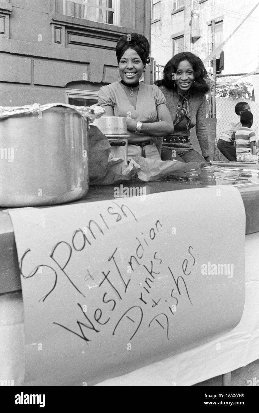 Gente ad un Brooklyn Block Party, 1970. La festa era sulla St. Johns Place tra la 5th e la 6th Street, Park Slope, Brooklyn Foto Stock