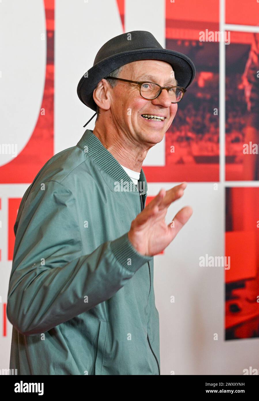 Berlino, Germania. 2 aprile 2024. Il musicista Flake partecipa alla prima del film "Union - Die Besten aller Tage" al Kino International. Crediti: Jens Kalaene/dpa/Alamy Live News Foto Stock