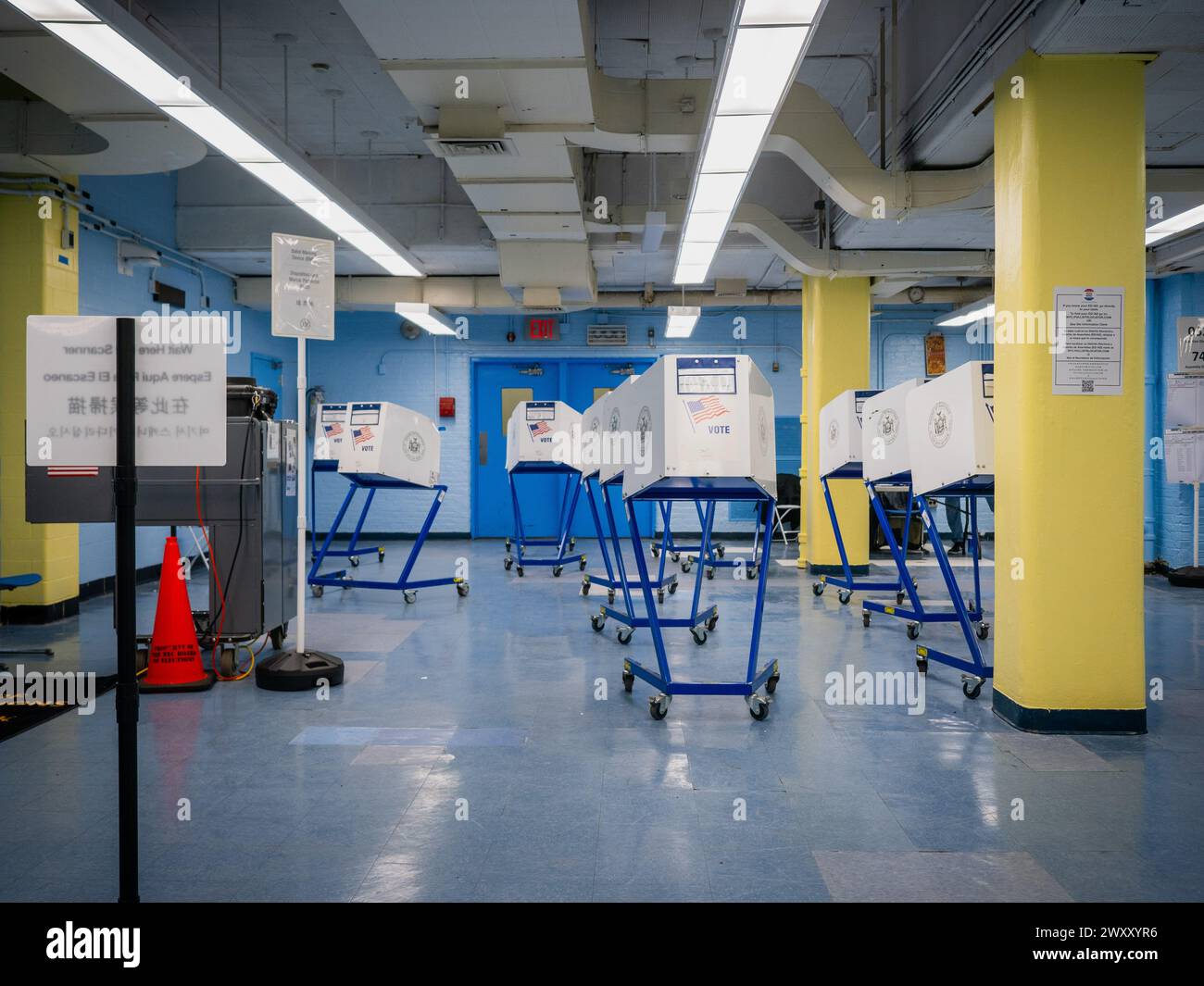 New York, Stati Uniti. 2 aprile 2024. Visualizzazione di una stazione di polling vuota. I Primarie nello stato di New York sono detenuti. A quanto pare, la pioggia ha spazzato via queste elezioni, visto che quasi nessuna era arrivata alle 16:30, il conteggio era di 112 e due persone erano lì mentre questa era stata uccisa. Anche se è noto che non c'è competizione su chi vincerà le primarie per ogni partito, è triste vedere una mancanza di interesse. Credito: SOPA Images Limited/Alamy Live News Foto Stock