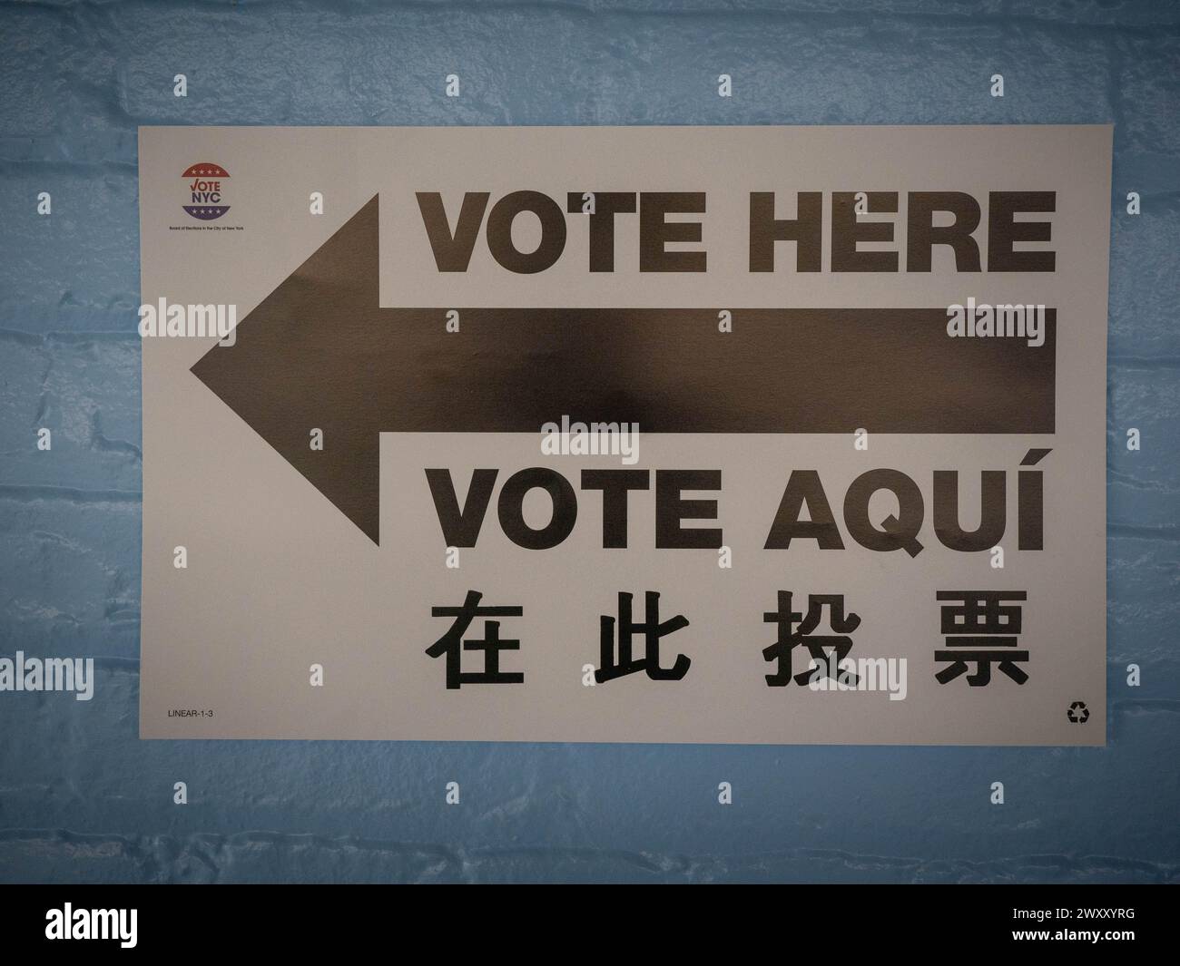 New York, Stati Uniti. 2 aprile 2024. Vota qui, il cartello visto in un posto elettorale. I Primarie nello stato di New York sono detenuti. A quanto pare, la pioggia ha spazzato via queste elezioni, visto che quasi nessuna era arrivata alle 16:30, il conteggio era di 112 e due persone erano lì mentre questa era stata uccisa. Anche se è noto che non c'è competizione su chi vincerà le primarie per ogni partito, è triste vedere una mancanza di interesse. Credito: SOPA Images Limited/Alamy Live News Foto Stock