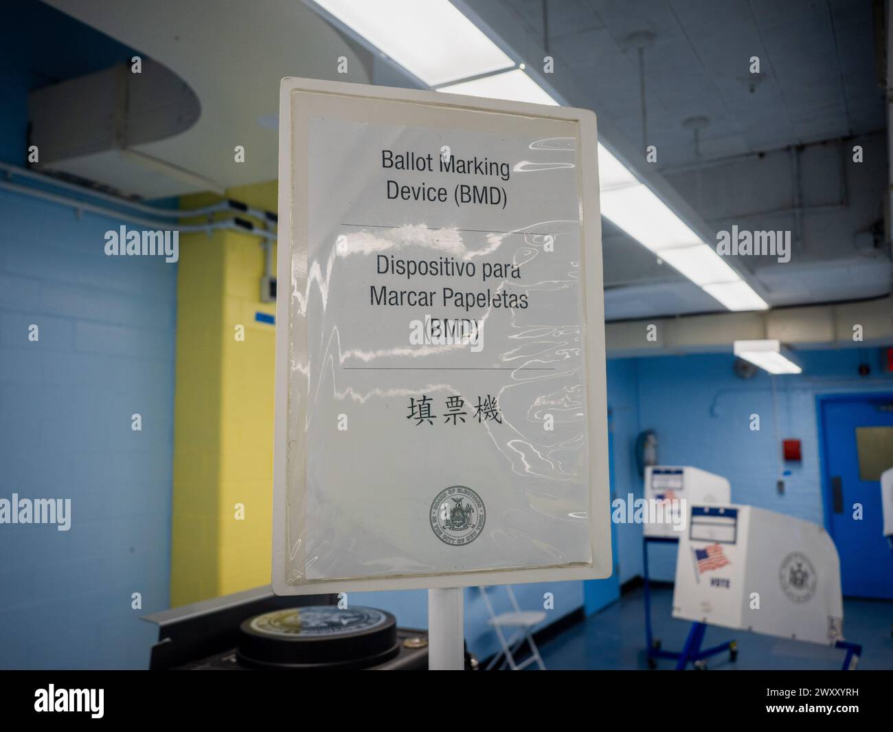 New York, Stati Uniti. 2 aprile 2024. Segnale visto in una stazione elettorale. I Primarie nello stato di New York sono detenuti. A quanto pare, la pioggia ha spazzato via queste elezioni, visto che quasi nessuna era arrivata alle 16:30, il conteggio era di 112 e due persone erano lì mentre questa era stata uccisa. Anche se è noto che non c'è competizione su chi vincerà le primarie per ogni partito, è triste vedere una mancanza di interesse. Credito: SOPA Images Limited/Alamy Live News Foto Stock