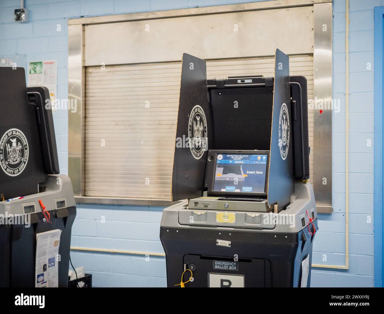 New York, Stati Uniti. 2 aprile 2024. Lo scanner in cui vengono lette le schede. I Primarie nello stato di New York sono detenuti. A quanto pare, la pioggia ha spazzato via queste elezioni, visto che quasi nessuna era arrivata alle 16:30, il conteggio era di 112 e due persone erano lì mentre questa era stata uccisa. Anche se è noto che non c'è competizione su chi vincerà le primarie per ogni partito, è triste vedere una mancanza di interesse. Credito: SOPA Images Limited/Alamy Live News Foto Stock