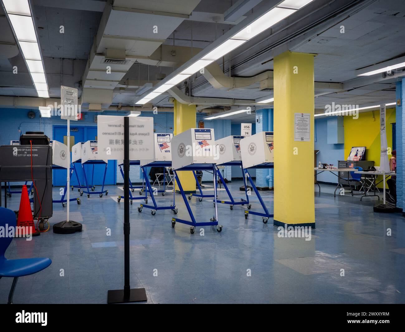 New York, Stati Uniti. 2 aprile 2024. Visualizzazione di una stazione di polling vuota. I Primarie nello stato di New York sono detenuti. A quanto pare, la pioggia ha spazzato via queste elezioni, visto che quasi nessuna era arrivata alle 16:30, il conteggio era di 112 e due persone erano lì mentre questa era stata uccisa. Anche se è noto che non c'è competizione su chi vincerà le primarie per ogni partito, è triste vedere una mancanza di interesse. Credito: SOPA Images Limited/Alamy Live News Foto Stock