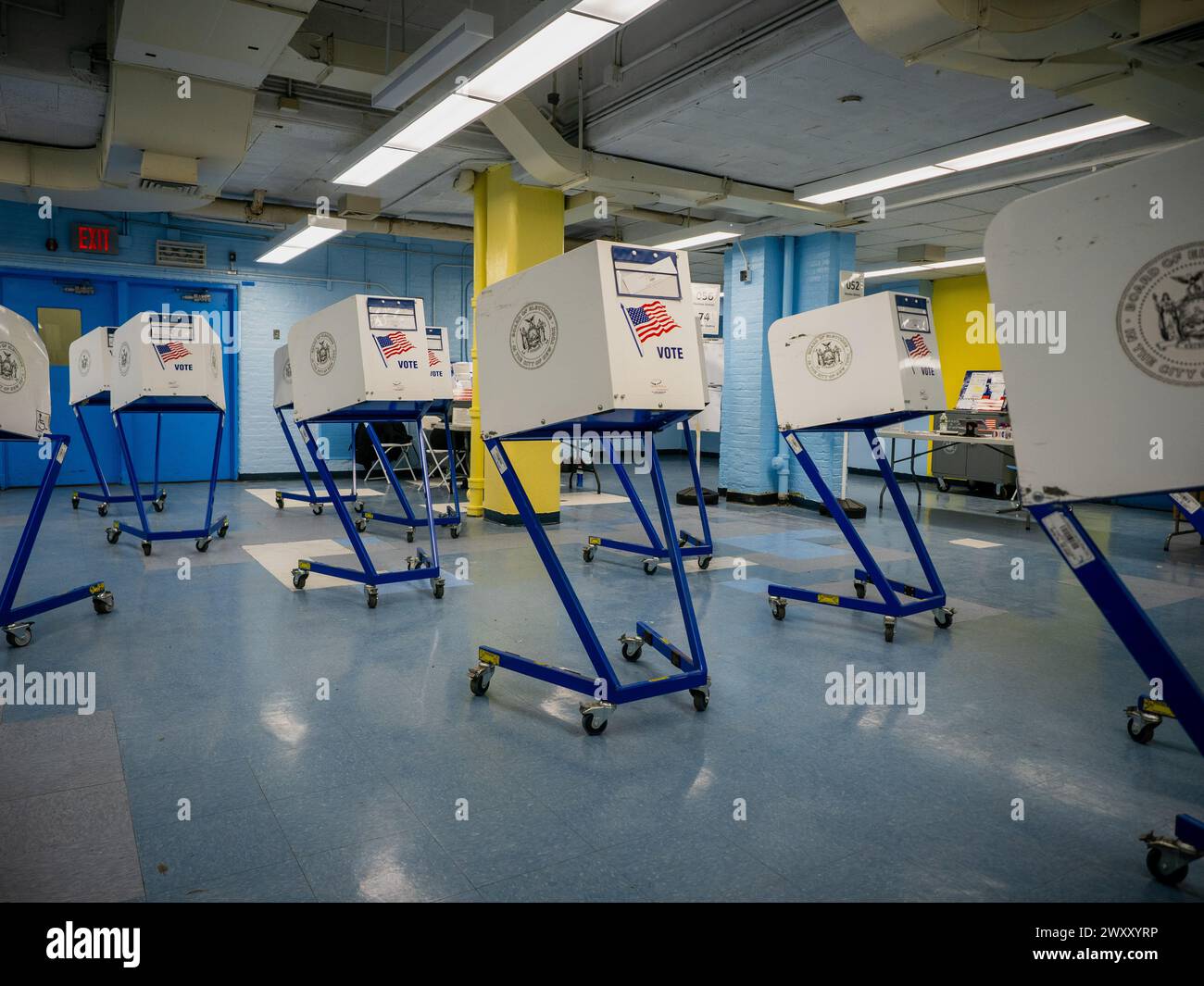 New York, Stati Uniti. 2 aprile 2024. Visualizzazione di una stazione di polling vuota. I Primarie nello stato di New York sono detenuti. A quanto pare, la pioggia ha spazzato via queste elezioni, visto che quasi nessuna era arrivata alle 16:30, il conteggio era di 112 e due persone erano lì mentre questa era stata uccisa. Anche se è noto che non c'è competizione su chi vincerà le primarie per ogni partito, è triste vedere una mancanza di interesse. Credito: SOPA Images Limited/Alamy Live News Foto Stock