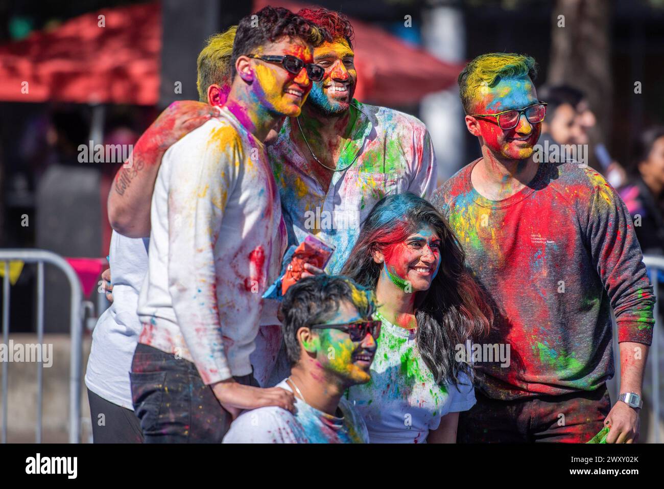 Londra, Regno Unito. 30 marzo 2024. I partecipanti hanno coperto la posa di vernice durante l'Holi Festival of Joy and Colours l'Holi Festival of Joy and Colours è stato organizzato da Indian Ladies UK. Familiari e amici si sono riuniti per vivere l'esperienza Holi più autentica a Londra il 30 marzo 2024. Cibo, balli, musica e tanti colori. Credito: SOPA Images Limited/Alamy Live News Foto Stock