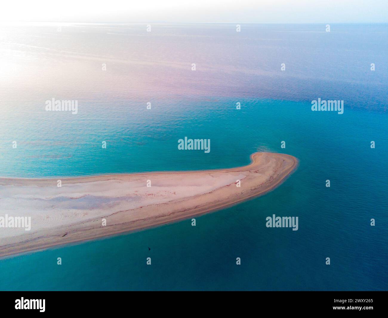 Vista aerea con droni sulla spiaggia di Possidi, Grecia settentrionale. Foto Stock